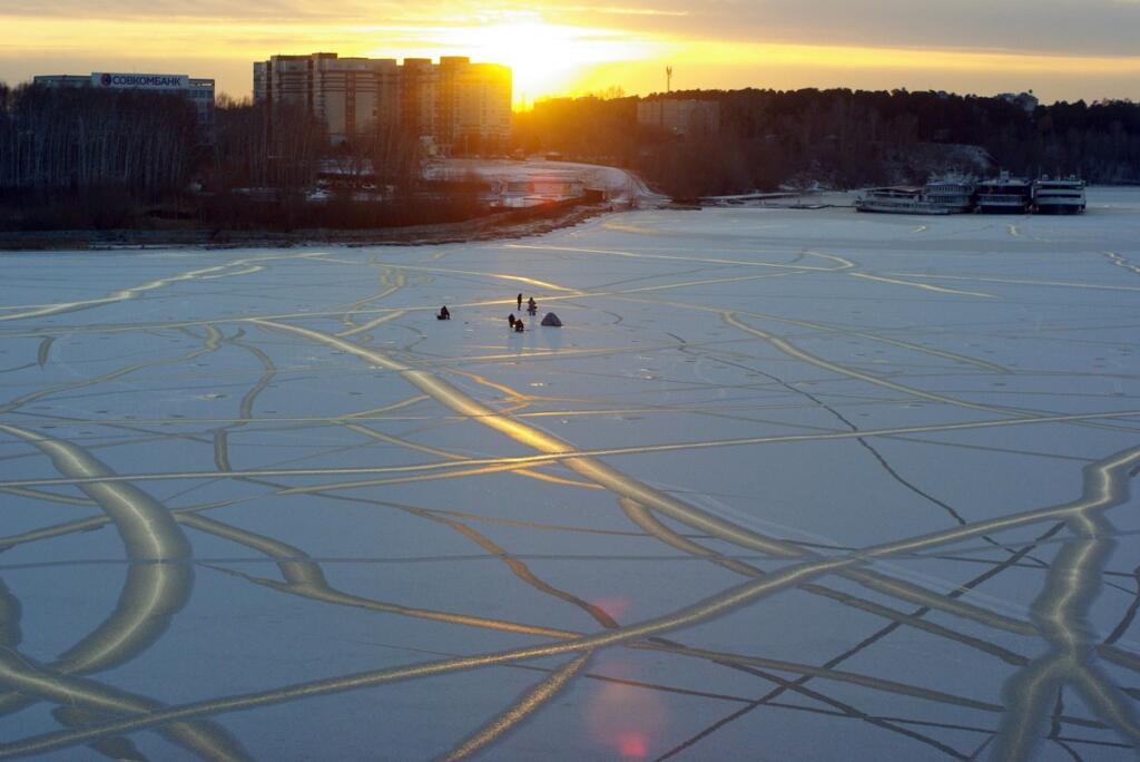 Рыбаки вышли на тонкий лёд Новосибирского водохранилища
