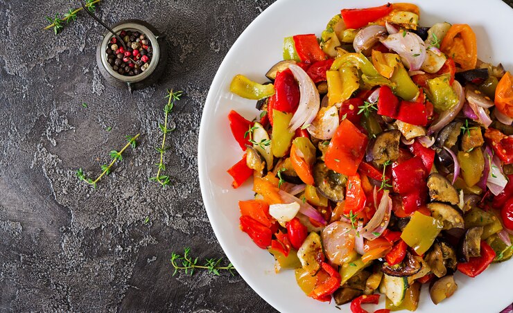 Слоеный салат с жареными шампиньонами и ветчиной – рецепт