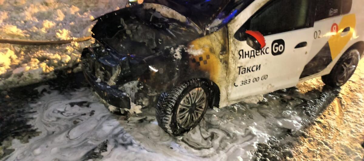 Горел автомобиль Яндекс-такси в Бердске в зоне отдыха