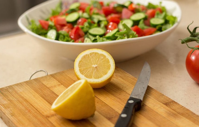 Овощной салат можно просто сбрызнуть лимонным соком