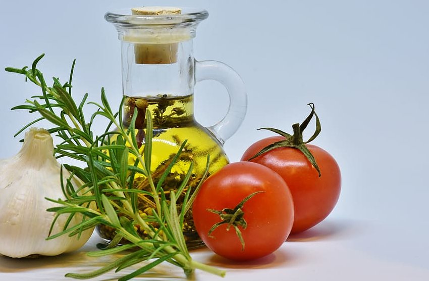 Овощи заправляют оливковым маслом