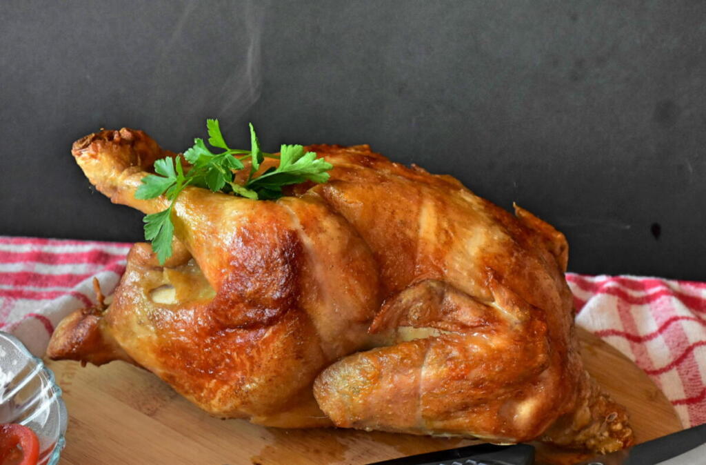 Запекание курицы на соли - один из самых простых и вкусных способов приготовления цельной курицы в духовке