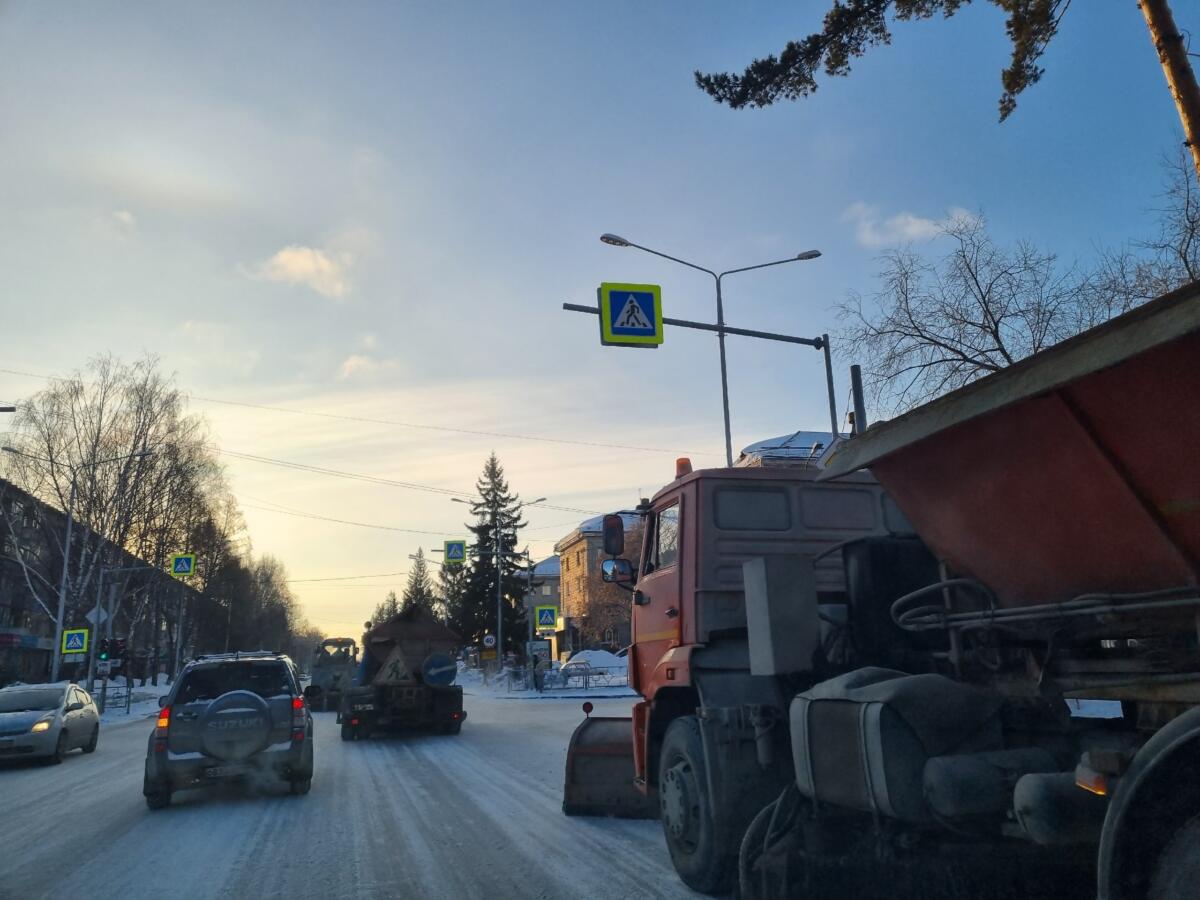 С 2 часов ночи 7 декабря в Бердске чистят снег – выпало огромное количество