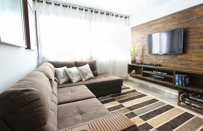 На какой высоте вешать телевизор на стену в гостиной, спальне и на кухне: рекомендации и советы