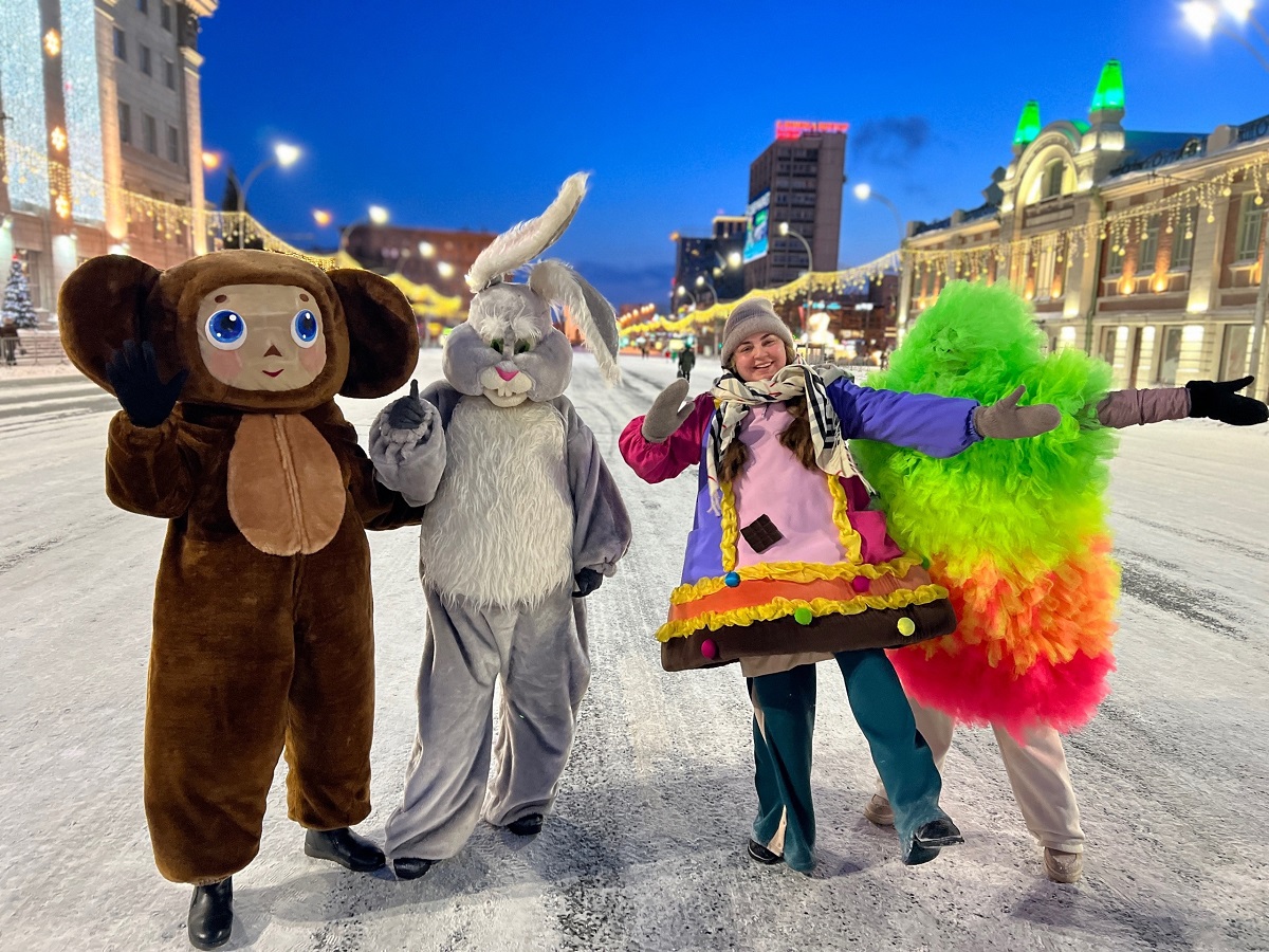 Бердские заяц и Чебурашка прошли парадом по Новосибирску