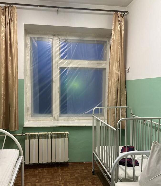 Продувает затянутые пленкой деревянные окна в детской больнице Бердска