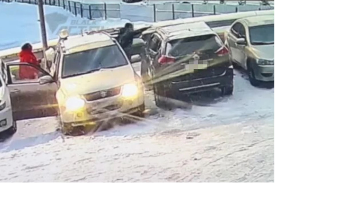 В Новосибирске водитель джипа облил маслом чужой автомобиль из-за близкой парковки