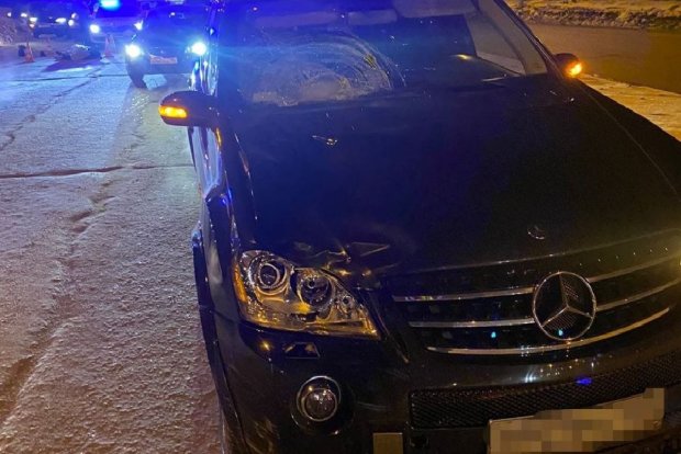 Водитель на Mercedes задавила пешехода в Новосибирске — подробности