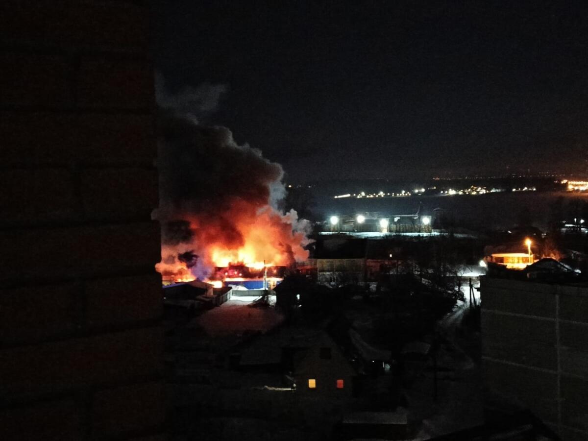 Огонь с гаража перекинулся на дом многодетной семьи в Бердске – остались руины
