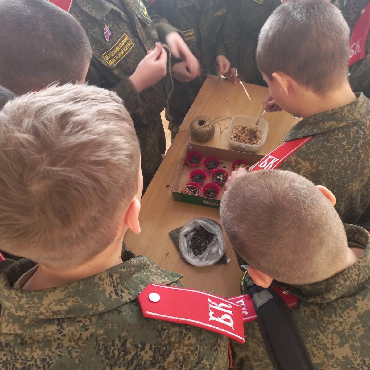 Бердские кадеты сделали эко-кормушки на День зимующих птиц в России