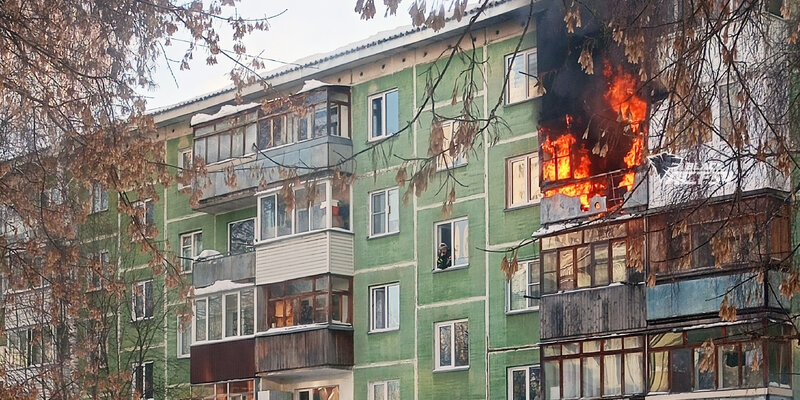 «Пролежал три дня»: в Новосибирске в загоревшейся пятиэтажке нашли труп мужчины