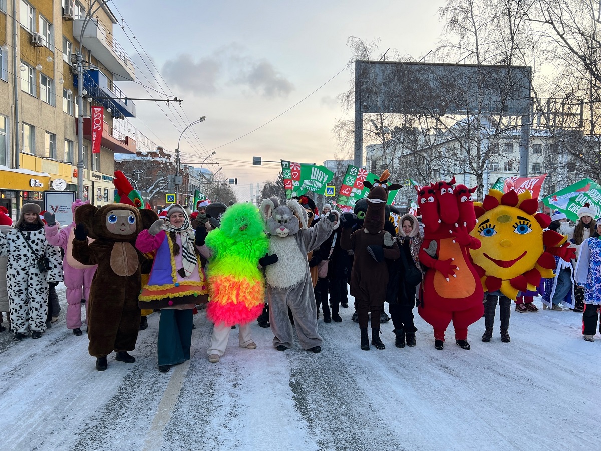 Бердские заяц и Чебурашка прошли парадом по Новосибирску | 04.01.2024 |  Бердск - БезФормата