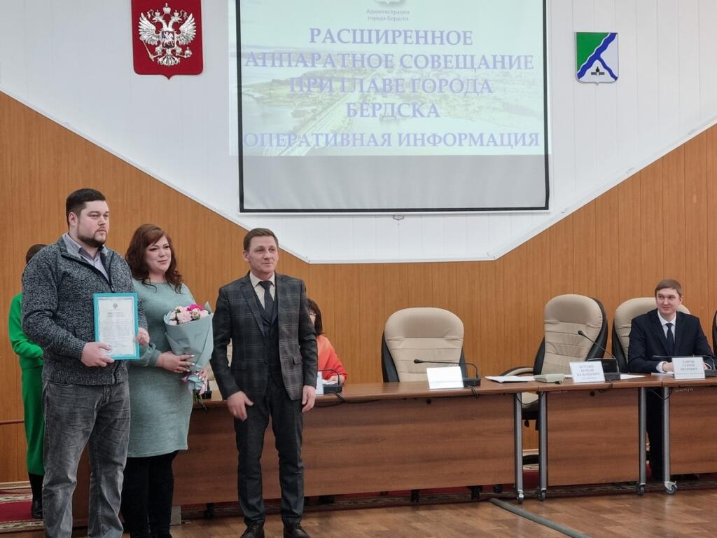 Владимир и Анастасия Хаустовы получили сертификат