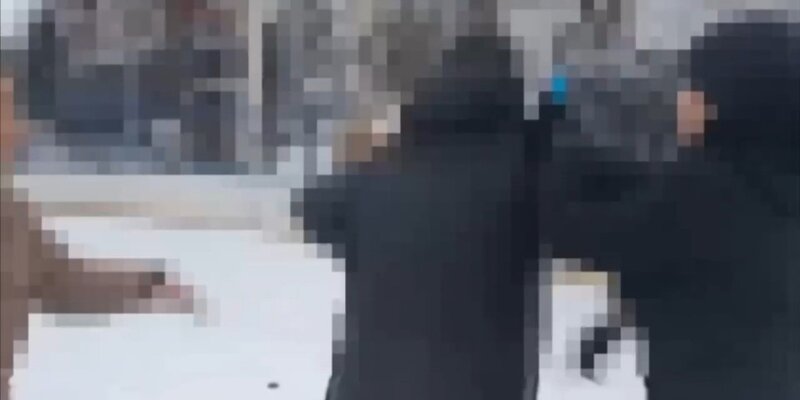 Сибиряк внезапно избил школьников на ледовой арене