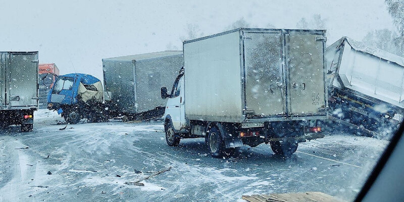 Три грузовика врезались друг в друга на трассе под Новосибирском из-за метели