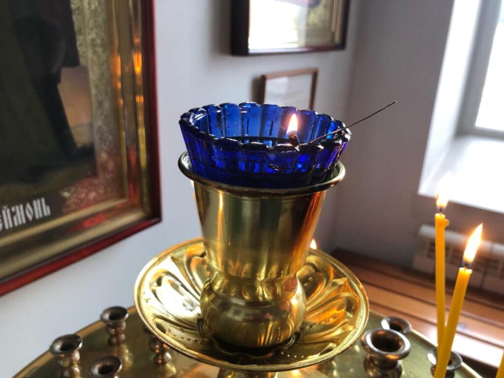 Как правильно ставить свечи в церкви? 