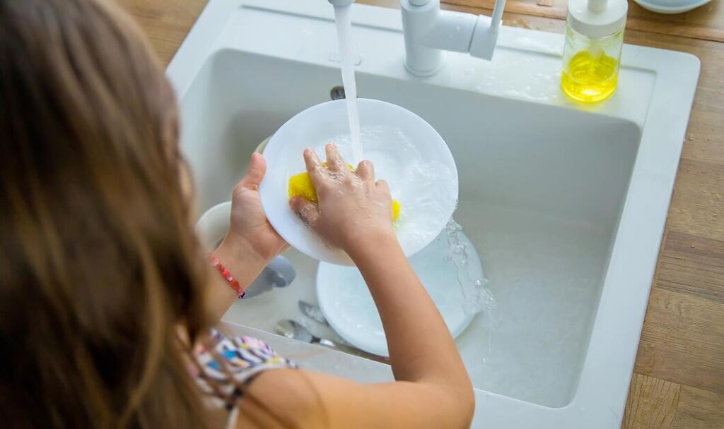 Чем лучше мыть детскую посуду?