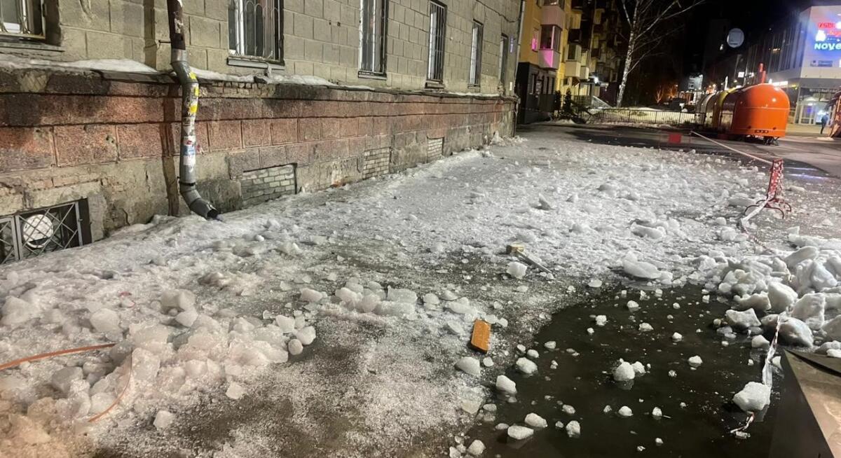 Глыба льда упала на голову женщине с общежития НГТУ в Новосибирске – возбудили дело