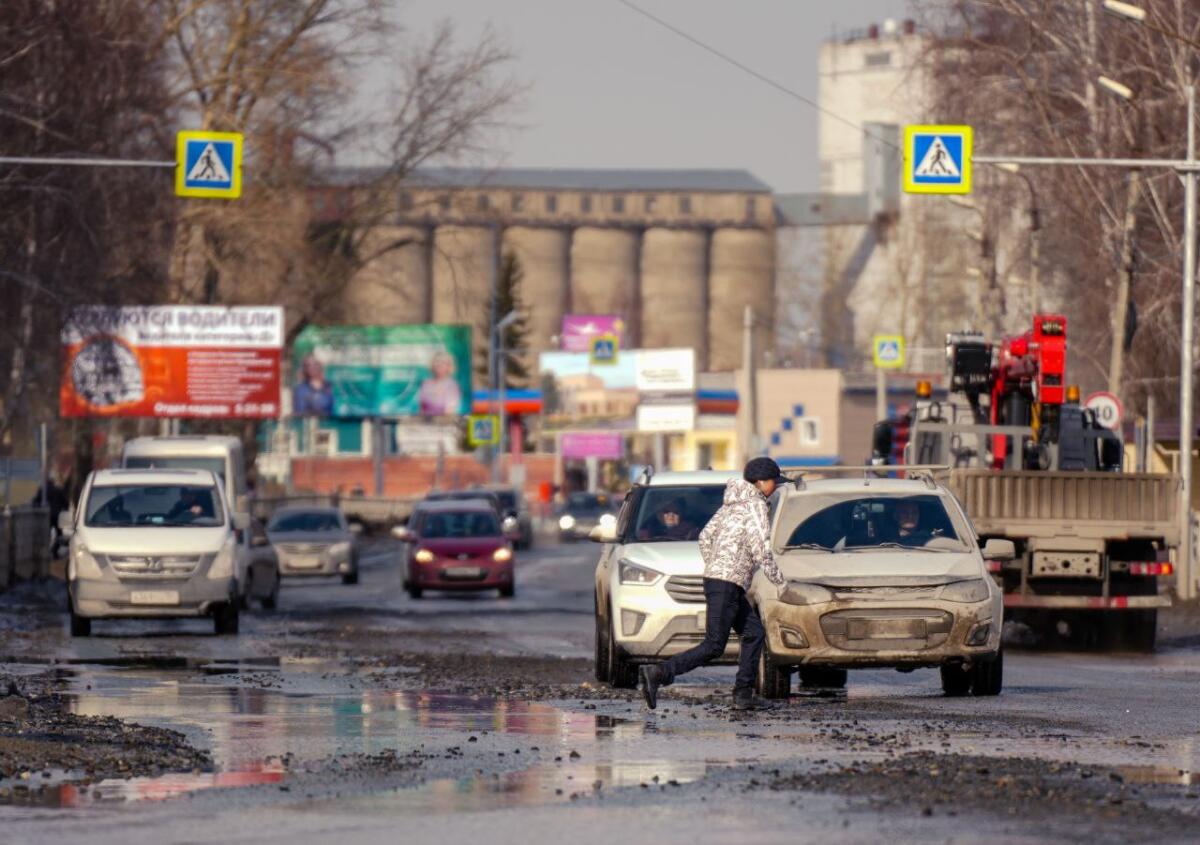 Одной рукой рулить, а другой слезы вытирать» — жители Бердска возмущены  состоянием дорог | 29.03.2024 | Бердск - БезФормата