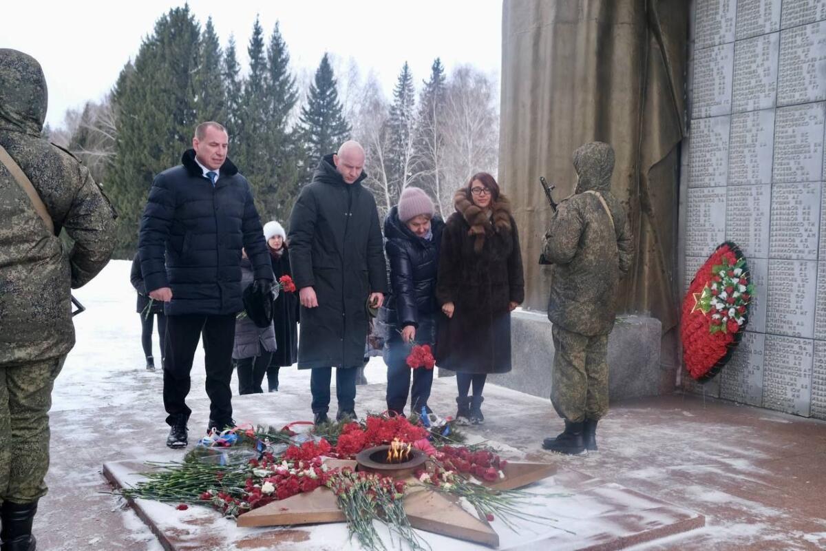 Замруководителя казначейства России возложил цветы к Вечному огню в Бердске