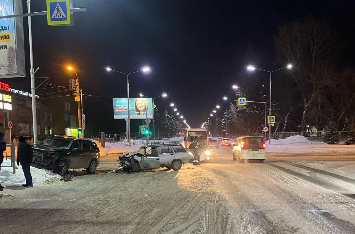 ВАЗ и КИА столкнулись на перекрестке улиц Ленина и Первомайская в Бердске вечером 8 марта
