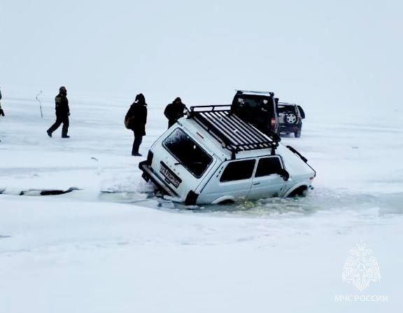 Частичный провал автомобиля под лёд