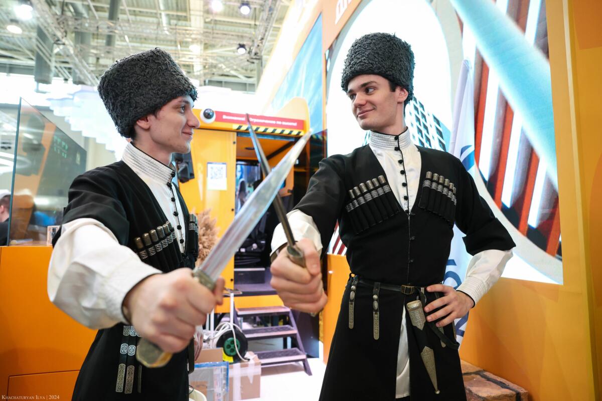 Вставка «Россия» на ВДНХ вызвала большой интерес у новосибирцев