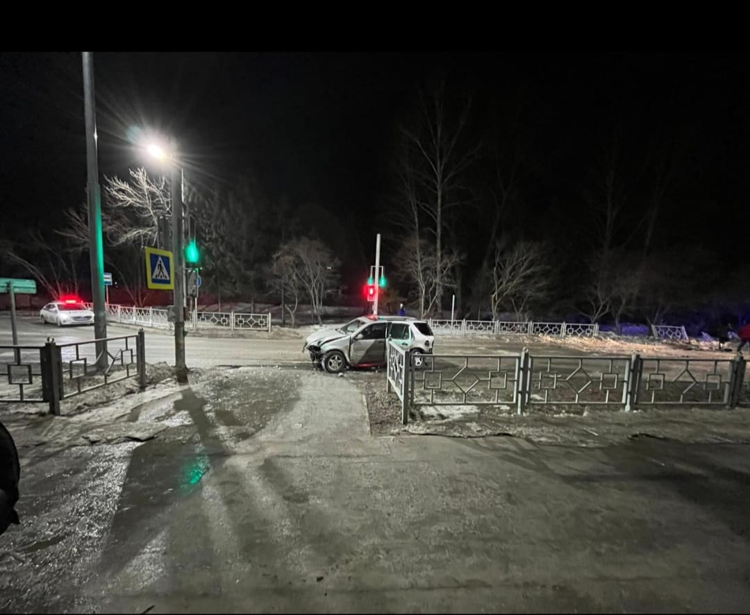 14-летняя девушка пострадала во врезавшемся в забор «Мерседесе» в Бердске