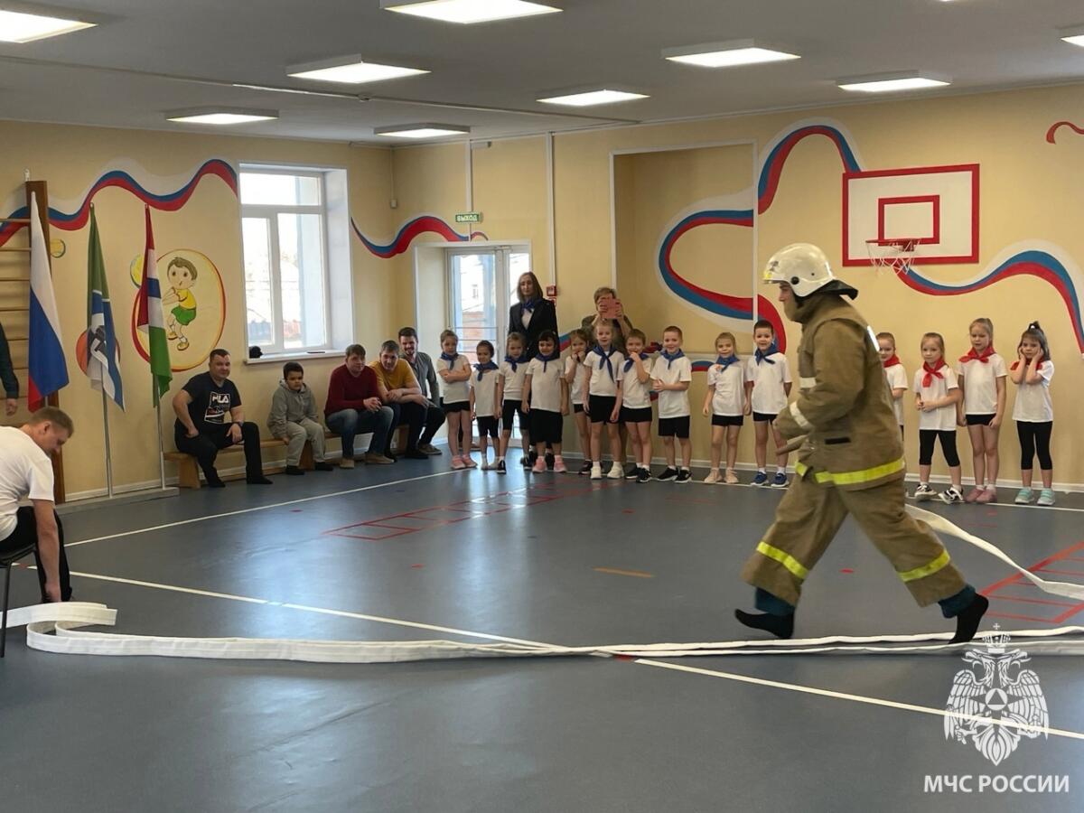 Парад военных профессий пожарные провели в детсаду в Бердске