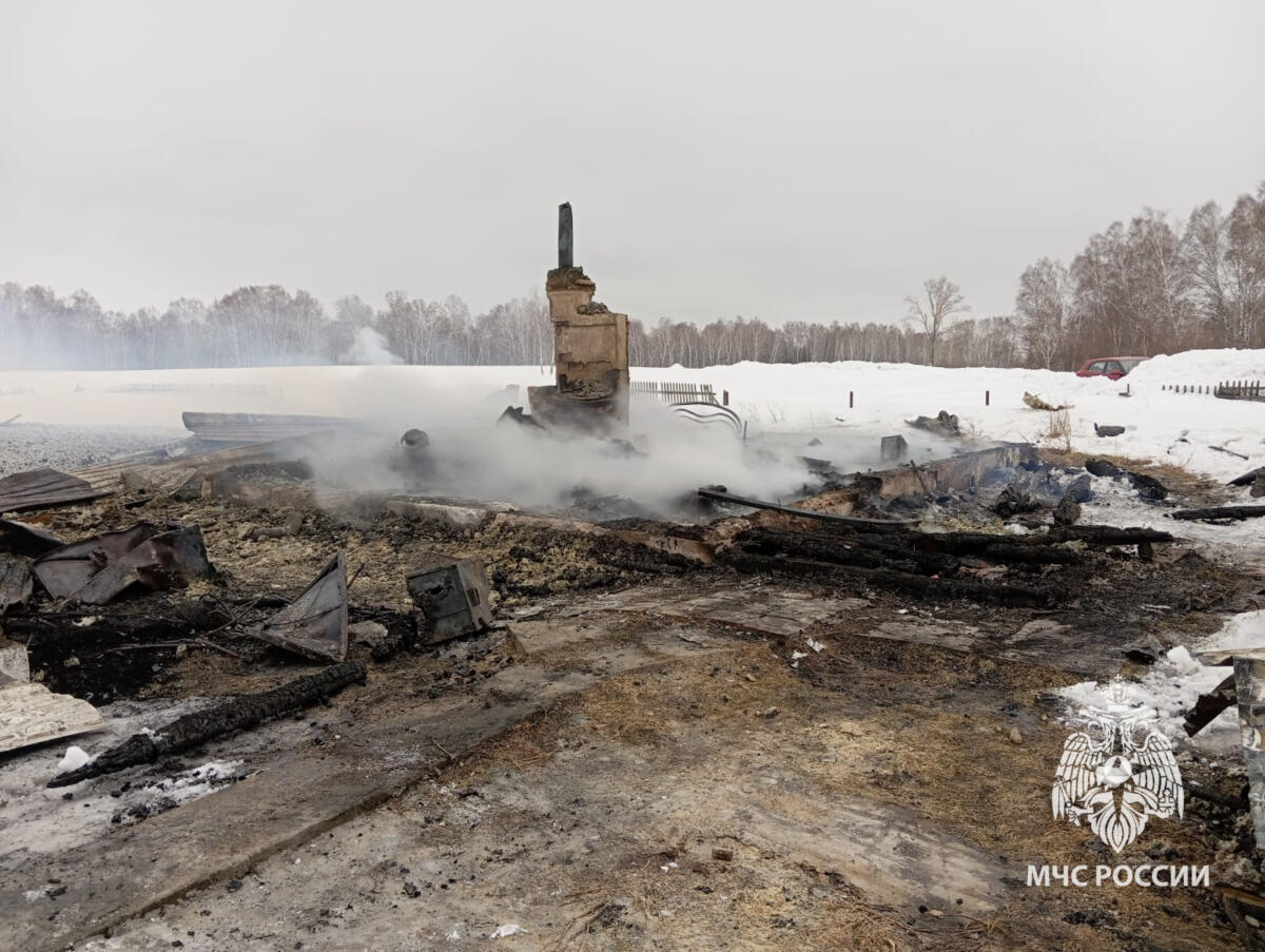 Осталась лишь труба – сгорел дом в искитимском селе Гусельниково