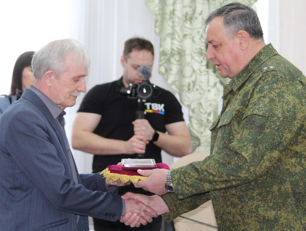 Орден Мужества был передан отцу Максима Дайбова Сергею Павловичу