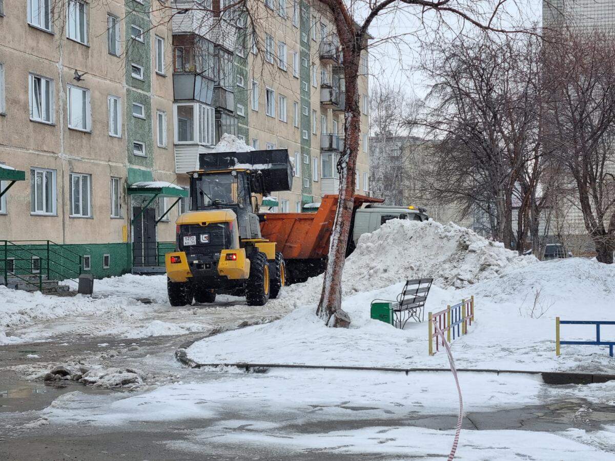 Помпой осушают дорогу в Молодежном в Бердске – идет борьба с затоплением