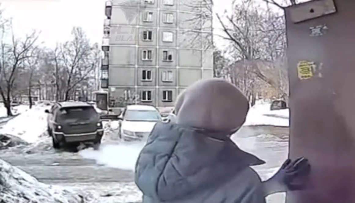 Лишилась ноги: Автомобиль влетел в пенсионерку, выходившую из подъезда в Новосибирске