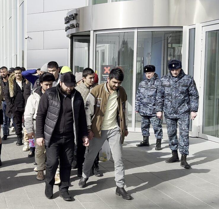 Добровольно или принудительно: мигранты покидают Новосибирскую область