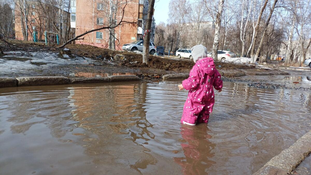 Талая вода с аэродрома бурной рекой потекла в центр Бердска