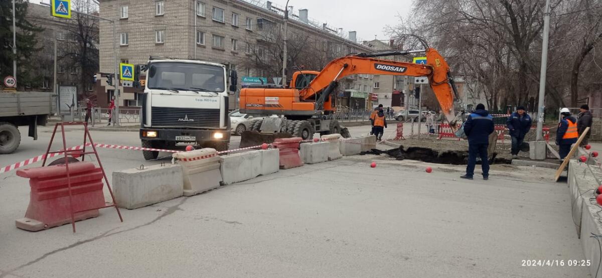 Начат ремонт крупного провала на канализационном коллекторе в Бердске. Схема объезда