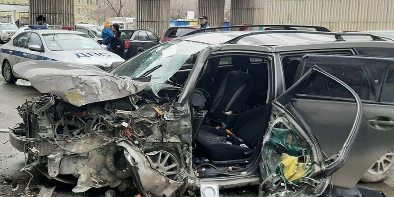 Пассажир Toyota умер после удара об дерево в Новосибирске