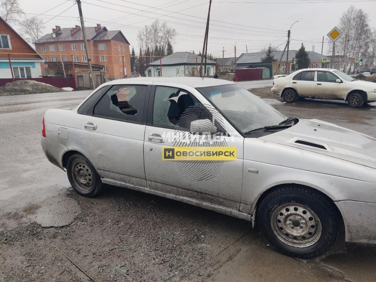 В Мошково неизвестный разбил топором машину участника СВО рядом с отделением полиции
