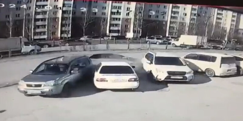 Сибиряк потерял сознание за рулем и протаранил четыре автомобиля