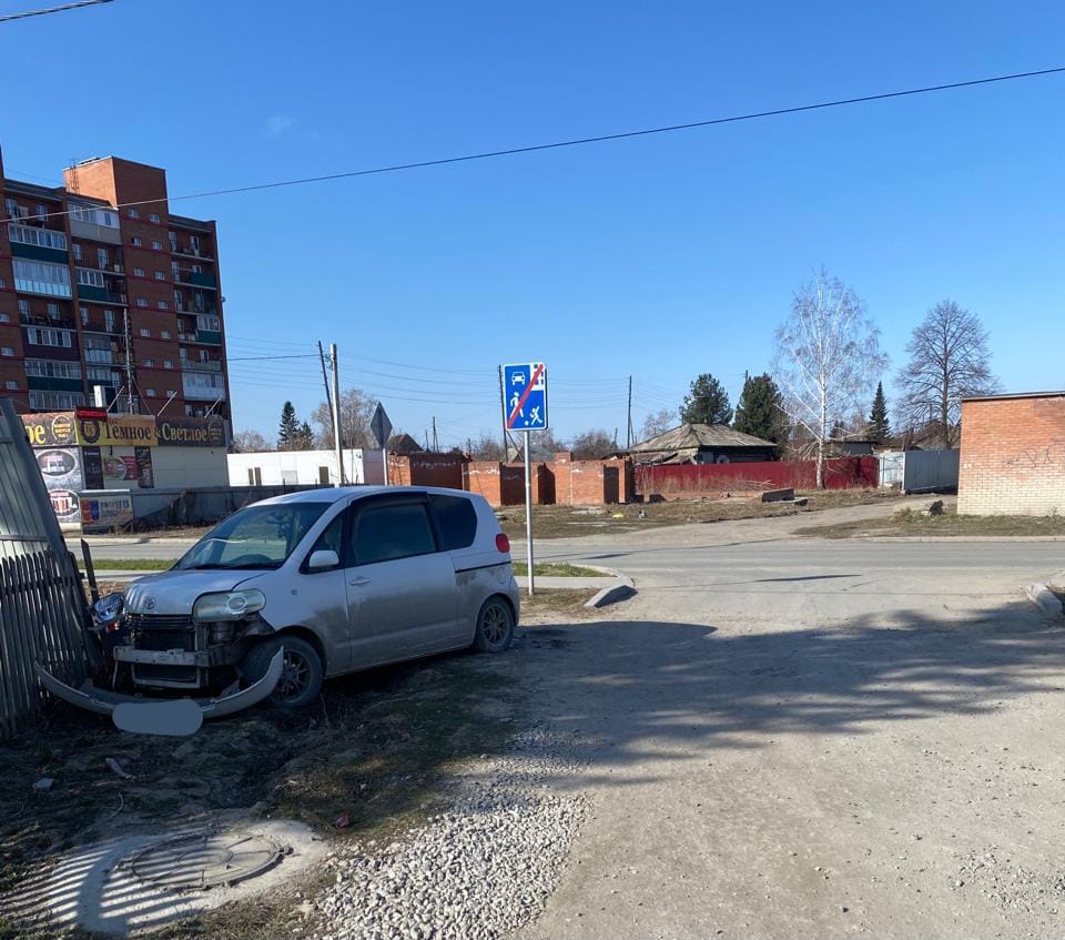 Врезалась в забор и попала в больницу автомобилистка в Бердске
