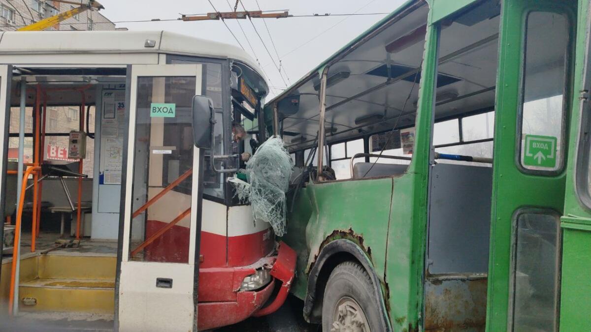 Три женщины пострадали в ДТП с участием троллейбуса и трамвая в Новосибирске
