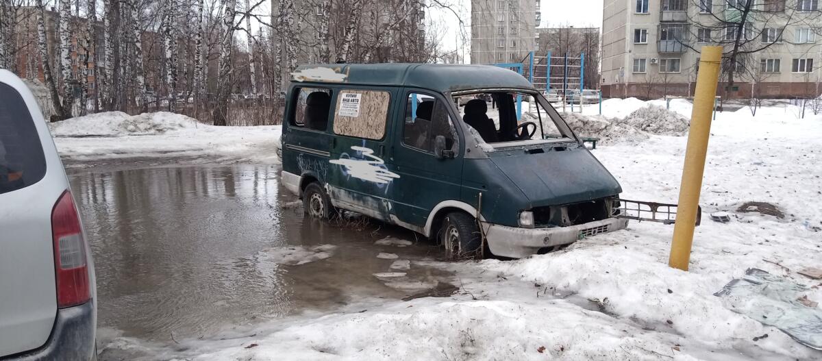 Брошенная «Газель» на парковке в Бердске превращается в притон – бутылки, шприцы, мусор