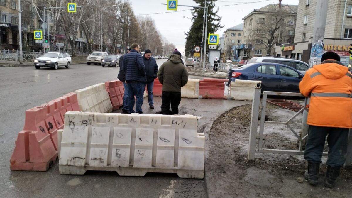 Крупный провал канализации произошел на ул. Ленина в Бердске