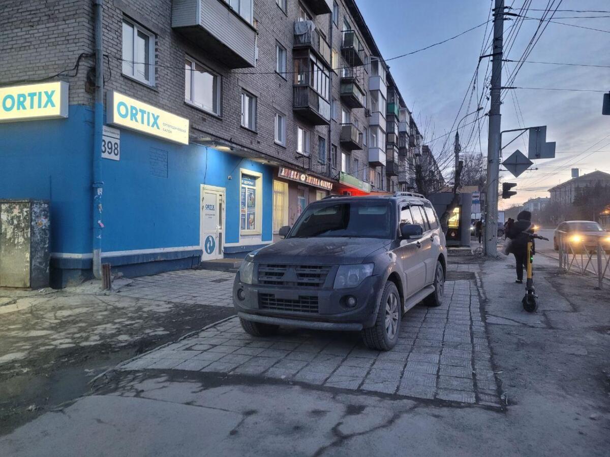 Обещал «урыть» журналиста водитель затонированного «Mitsubishi Pajero» без номеров в Новосибирске