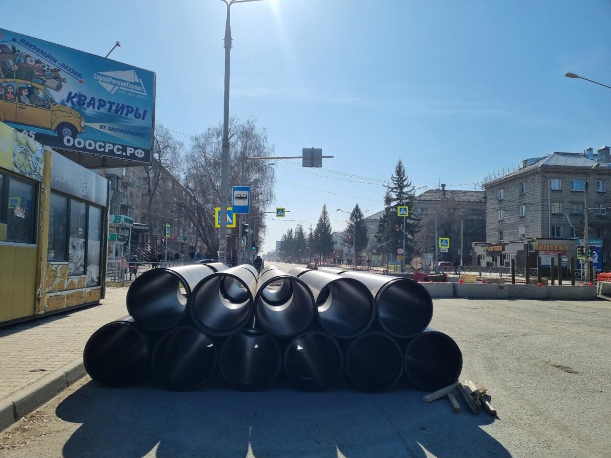 Трубу для ремонта провалившегося на ул. Ленина коллектора привезли в Бердск 