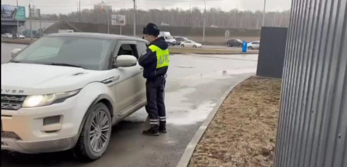 Повторно пойман водитель «Range Rover» с тонировкой. Дело передано в суд в Новосибирске