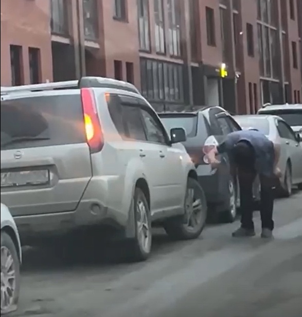 Неадекватный мужчина с огромным ножом проткнул шины в Новосибирске