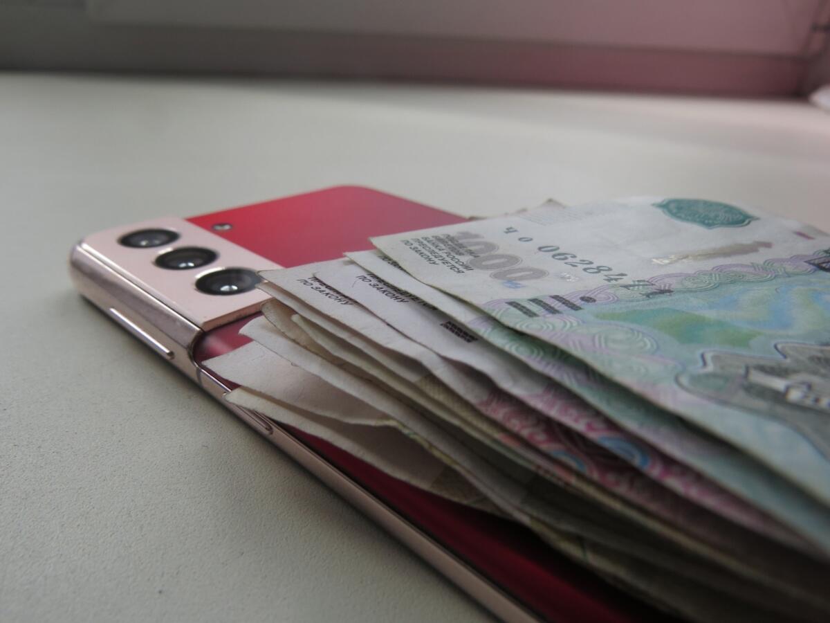 Новосибирец украл телефон за 118 тысяч рублей под предлогом «позвонить»