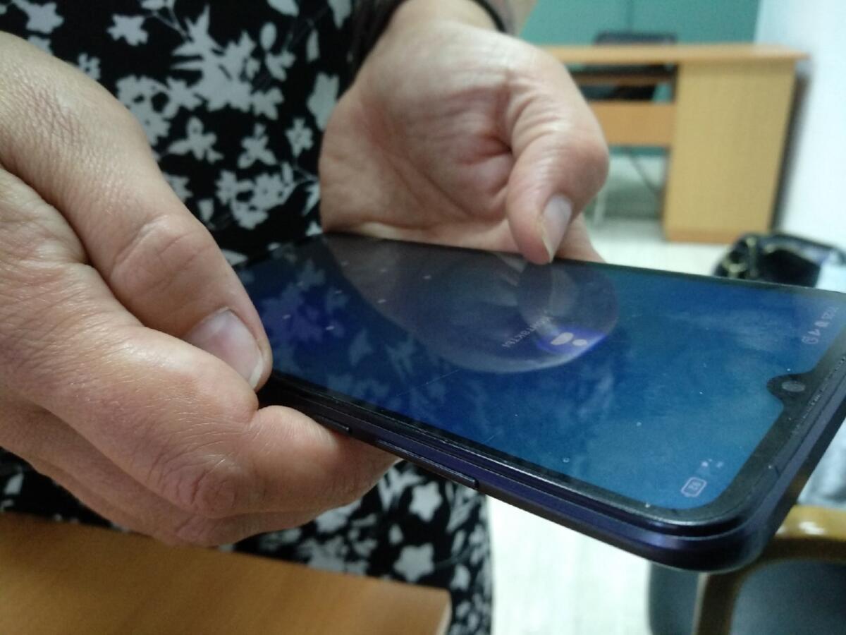 Жена должника толкнула судебного пристава из-за смартфона в Новосибирске