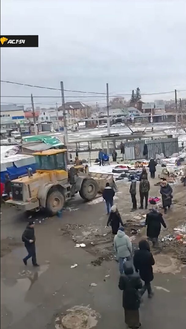 Неизвестный тракторист снес стихийный рынок в Новосибирске